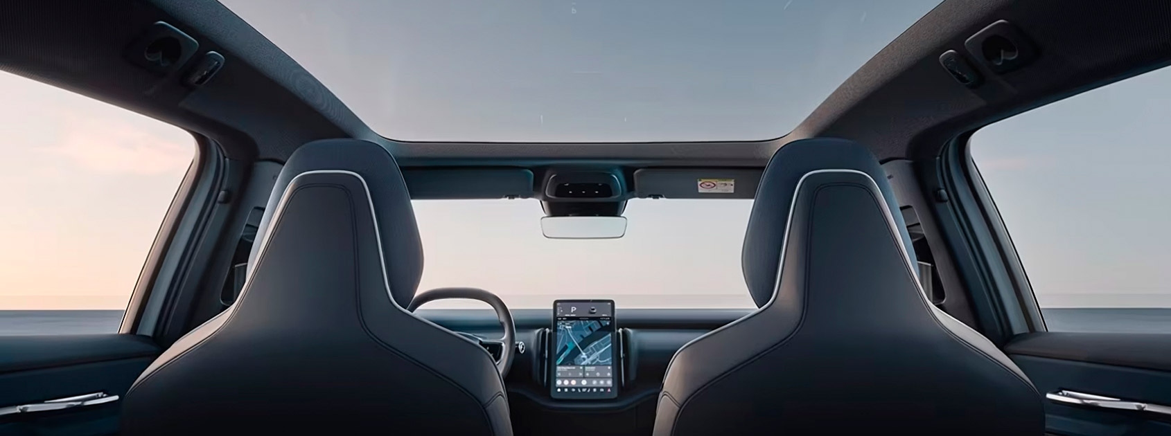 Vista interior de sunroof y asientos delanteros de Volvo EX30 Electric.  