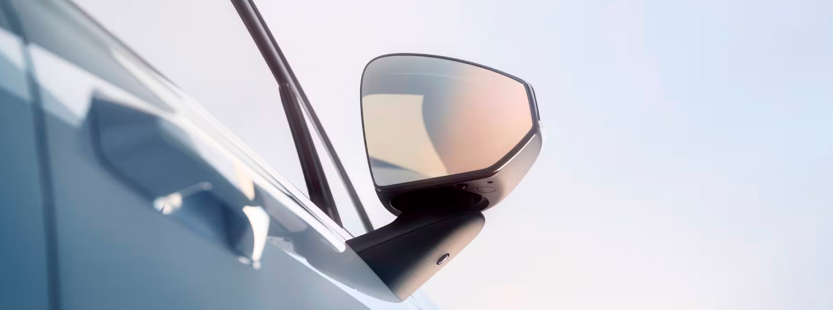 Retrovisor derecho eléctrico de auto eléctrico Volvo EX30.  