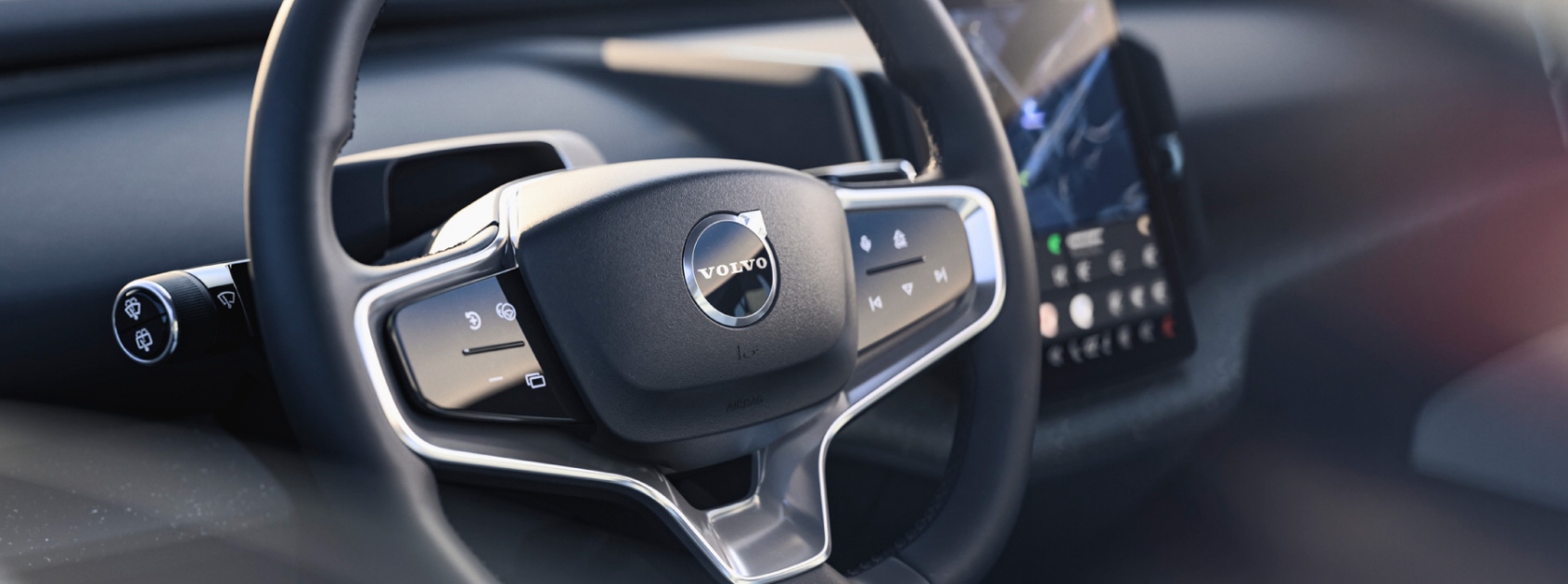 Vista cercana del volante de conducción de auto eléctrico Volvo EX30.  